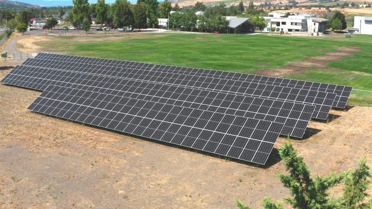 paneles solares montados en el suelo para energía sostenible en ashland, oregon