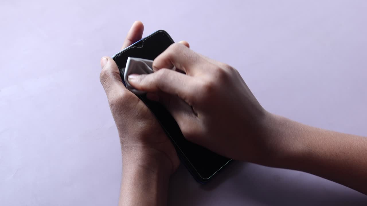 hombre limpiando las manos pantalla de teléfono móvil