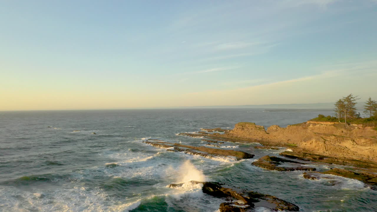 красивая береговая линия и скалы на южном побережье штата орегон возле залива кус-бэй, снятые с помощью дрона