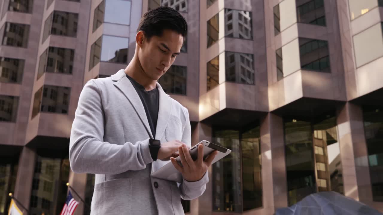 이동 중인 전문적인 젊은이