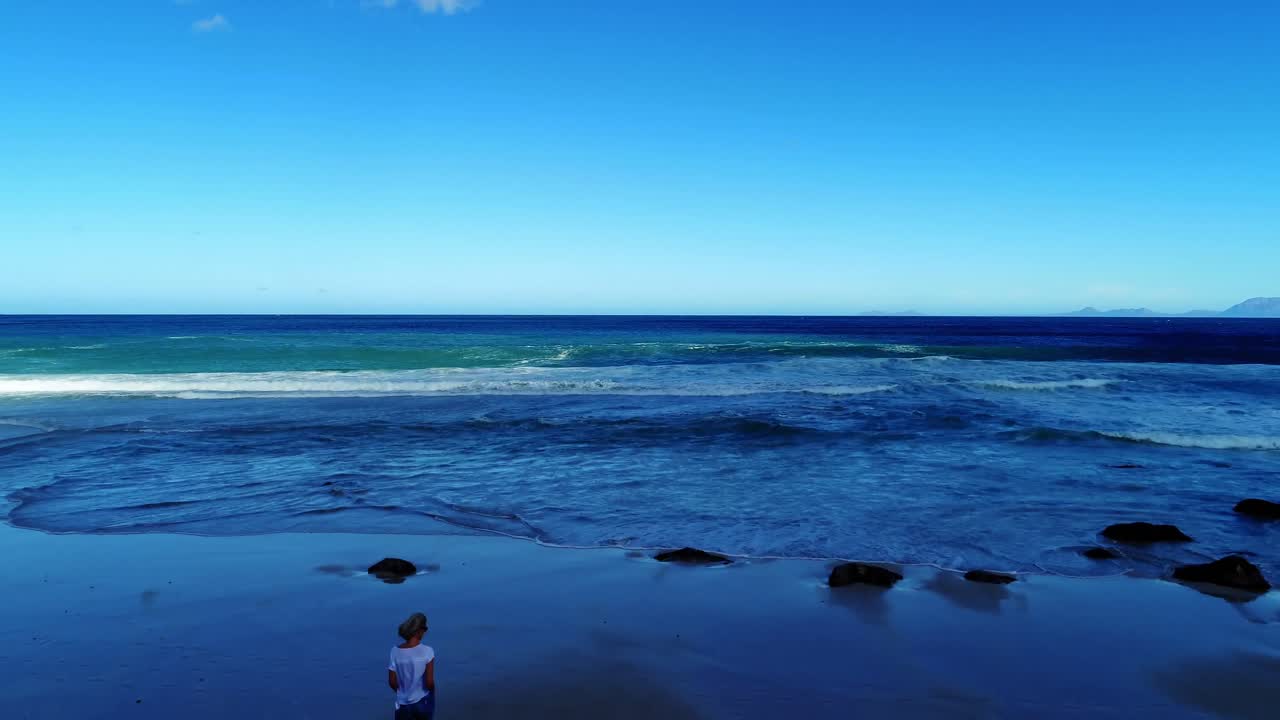 해변에 서서 바다를 바라보는 여자 4k