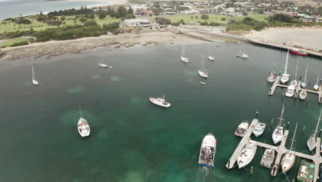 Vista-Aérea-De-Barcos,-En-Un-Muelle-En-La-Isla-De-Las-Focas,-Día-Nublado,-En-Australia---Levantamiento,-Tiro-Inclinado