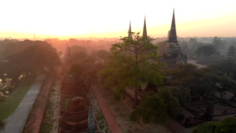 Ruins-of-the-ancient-city-of-Ayuthaya,-the-old-capital-of-the-Siam-Kingdom