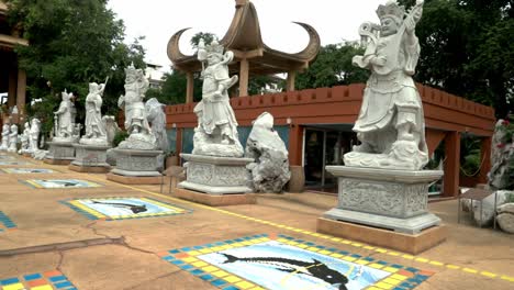 Mirando-Las-Hermosas-Estatuas-Del-Templo-En-El-Templo-De-Bangkok