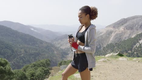 Sportliche-Frau-Posiert-Mit-Einer-Flasche-Wasser