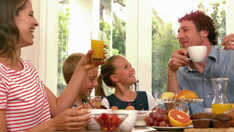 familia linda tomando el desayuno