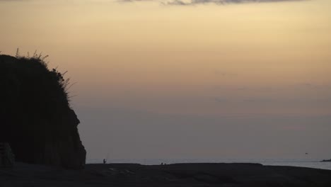 Pájaros-Salvajes-Volando-Sobre-El-Cielo-Del-Atardecer-Con-Un-Océano-Tranquilo