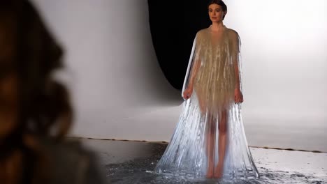 mujer con un vestido de agua transparente