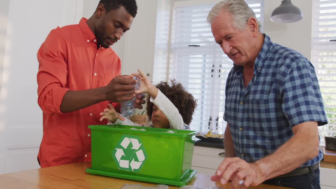 video de una familia diversa en la cocina segregando la basura