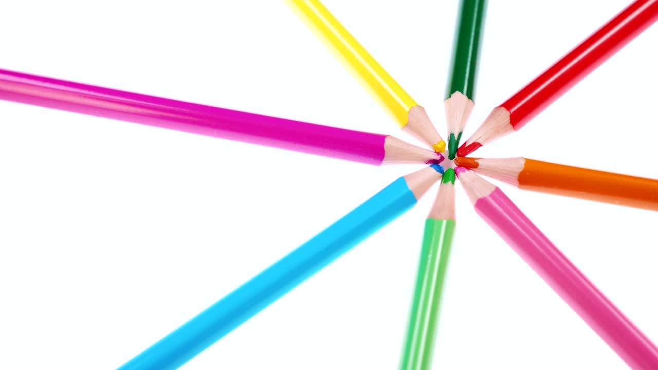 다채로운 어린이 연필이  바탕에 회전합니다.