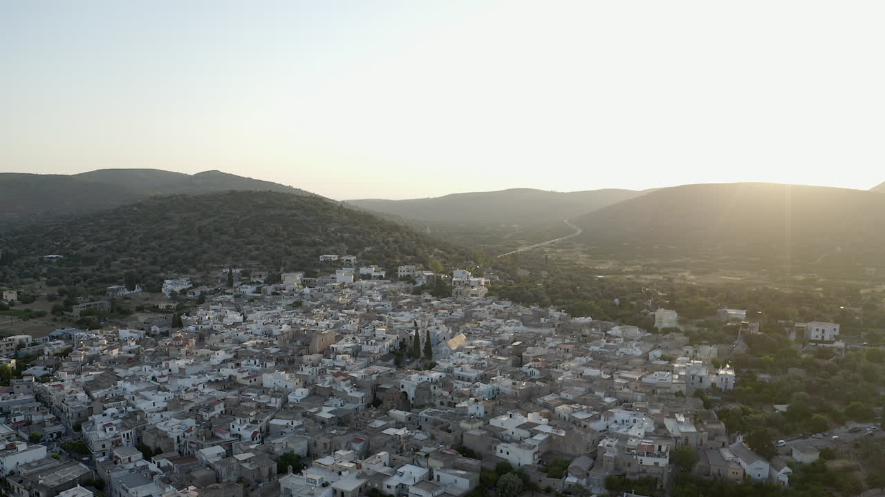 Filmato aereo all'ora d'oro che scende verso il villaggio greco di Mesta, sull'isola di Chios.