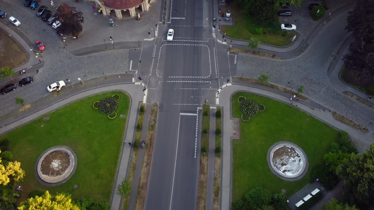 타워가 있는 대칭적인 거리 주택, 훌륭한 공중 전망, 비행, 새의 눈으로 보는 모습, 트 업, 멕시코 플라츠, 베를린, 젤렌도르프, 2022년 여름