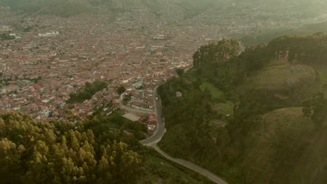 4k-Durante-El-Día-Antes-Del-Atardecer-Vista-Aérea-De-Drones-Sobre-Cusco