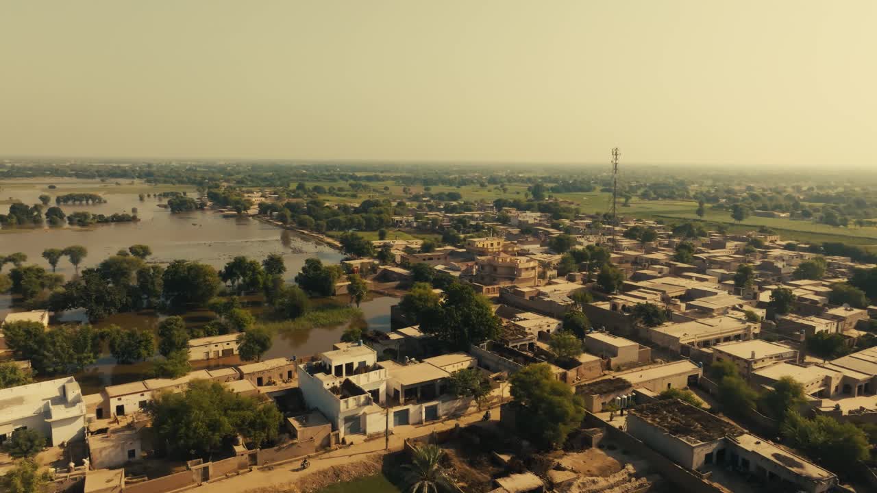 vista aérea de las inundaciones que rodean las casas rurales en Jalalpur Pirwala, Punyab, Pakistán