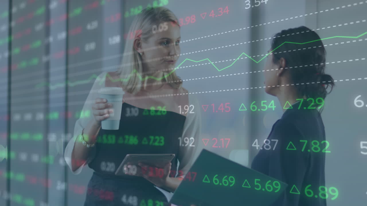 animación del procesamiento de datos del mercado de valores contra dos mujeres de negocios diversas discutiendo en la oficina.