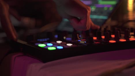 Club-DJ-Mischt-Musik-Auf-Digitalen-Plattenspielern-Auf-Einer-Party-Im-Nachtclub,-Dolly-Aus-Nächster-Nähe