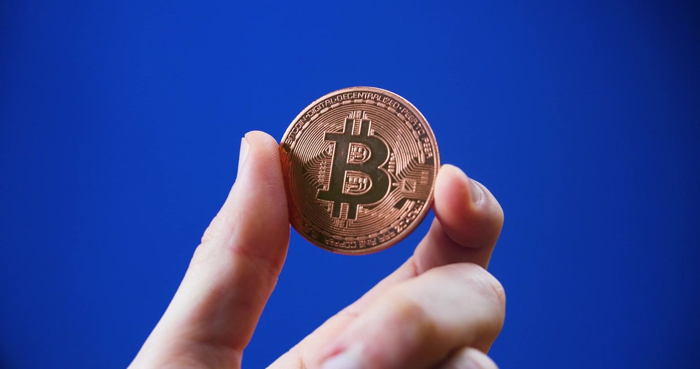 Bakır Bitcoin kripto para. Mavi arka plan yakın çekim.