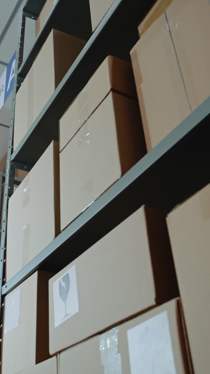 estanterías de almacenamiento de almacén con cajas