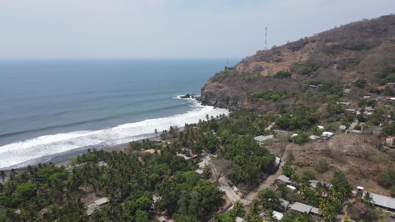 hermosa vista aérea de una playa tropical con montañas, palmeras y mar azul profundo