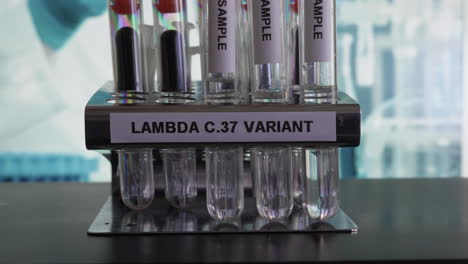 las muestras de tubos de ensayo de variante lambda c37 se colocan en el estante