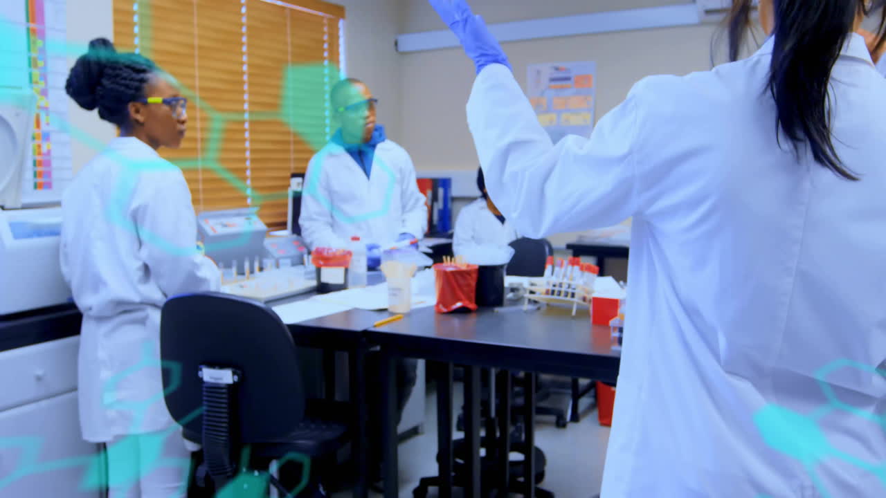 animación del procesamiento de datos científicos sobre diversos científicos en el laboratorio