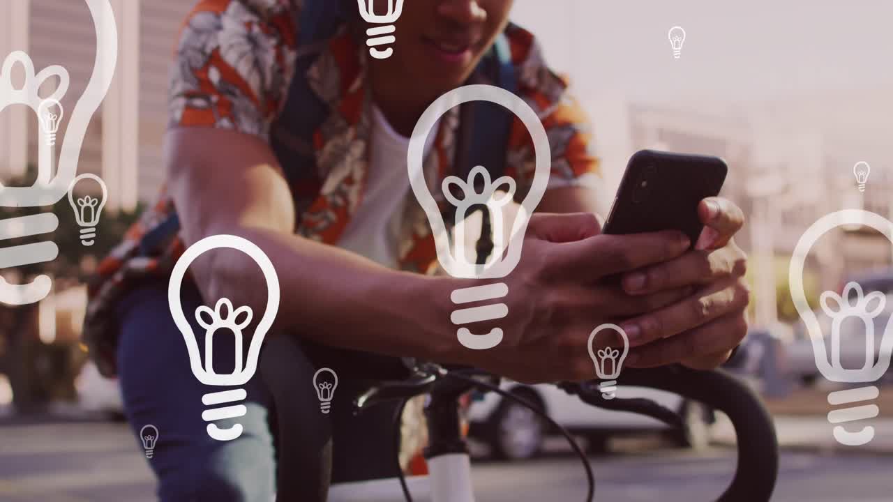 animación de iconos de bombillas y procesamiento de datos sobre hombre afroamericano usando teléfono inteligente.