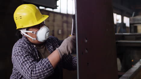 trabajador lijando la estructura