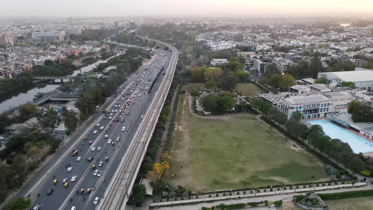 tomas de drones de 4k de una puesta de sol en una ciudad india nueva delhi por encima de los árboles y casas hermosa colonia elegante club punjabi bagh luz