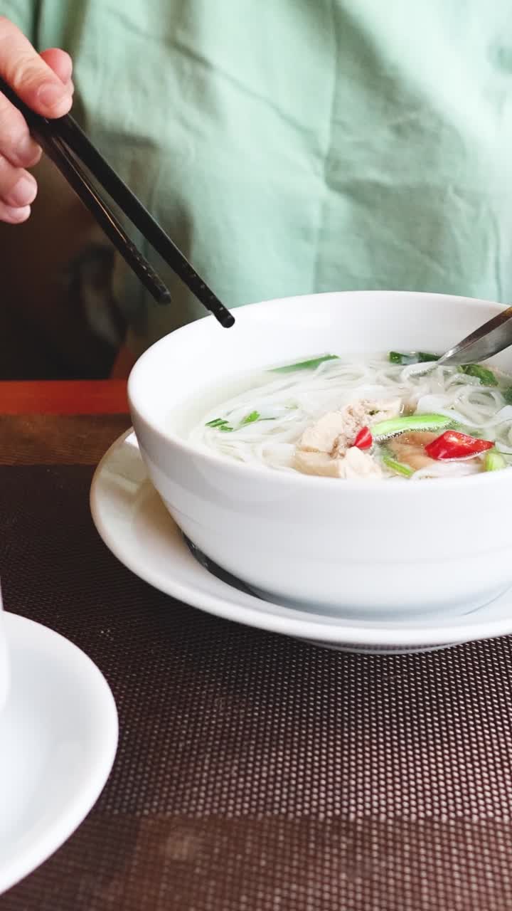 테이블에서 포를 먹고 차를 마시는 사람