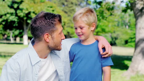 Padre-Hablando-Con-Su-Hijo-Con-El-Brazo-Alrededor-Del-Hombro