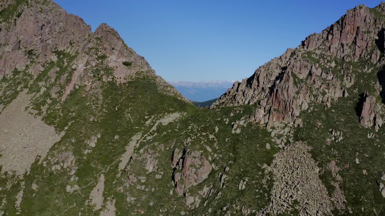 toma de drones de espectaculares acantilados y montañas de la cordillera lagorai en italia