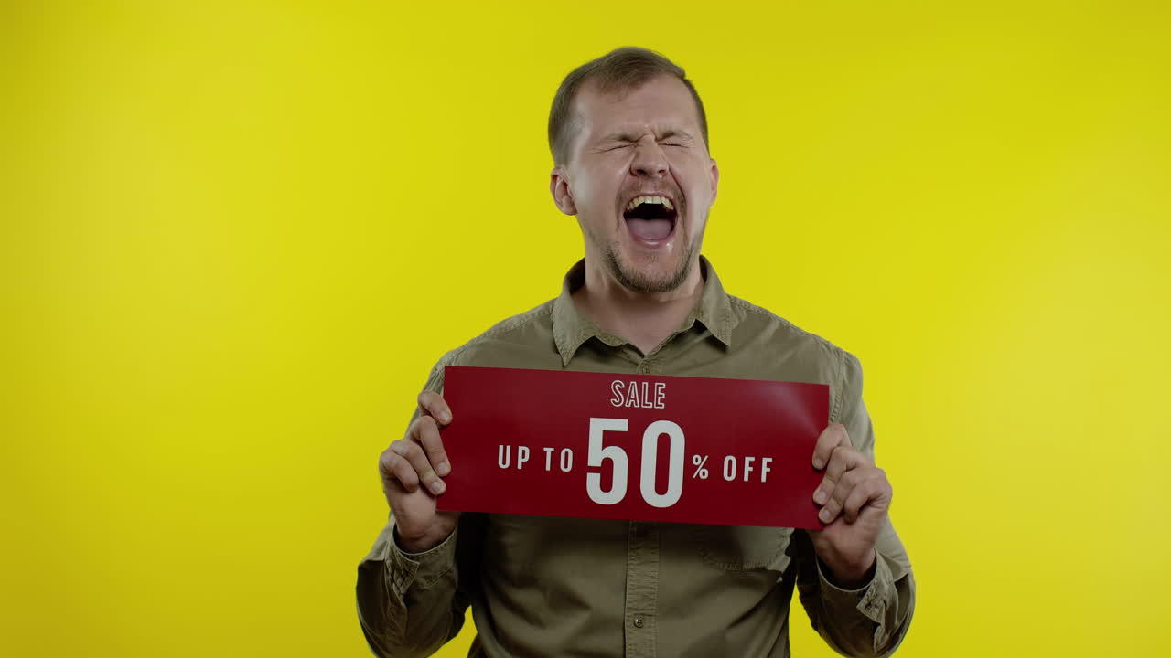 hombre mostrando venta hasta el 50 por ciento de descuento inscripciones signo, regocijándose buenos descuentos, precios bajos