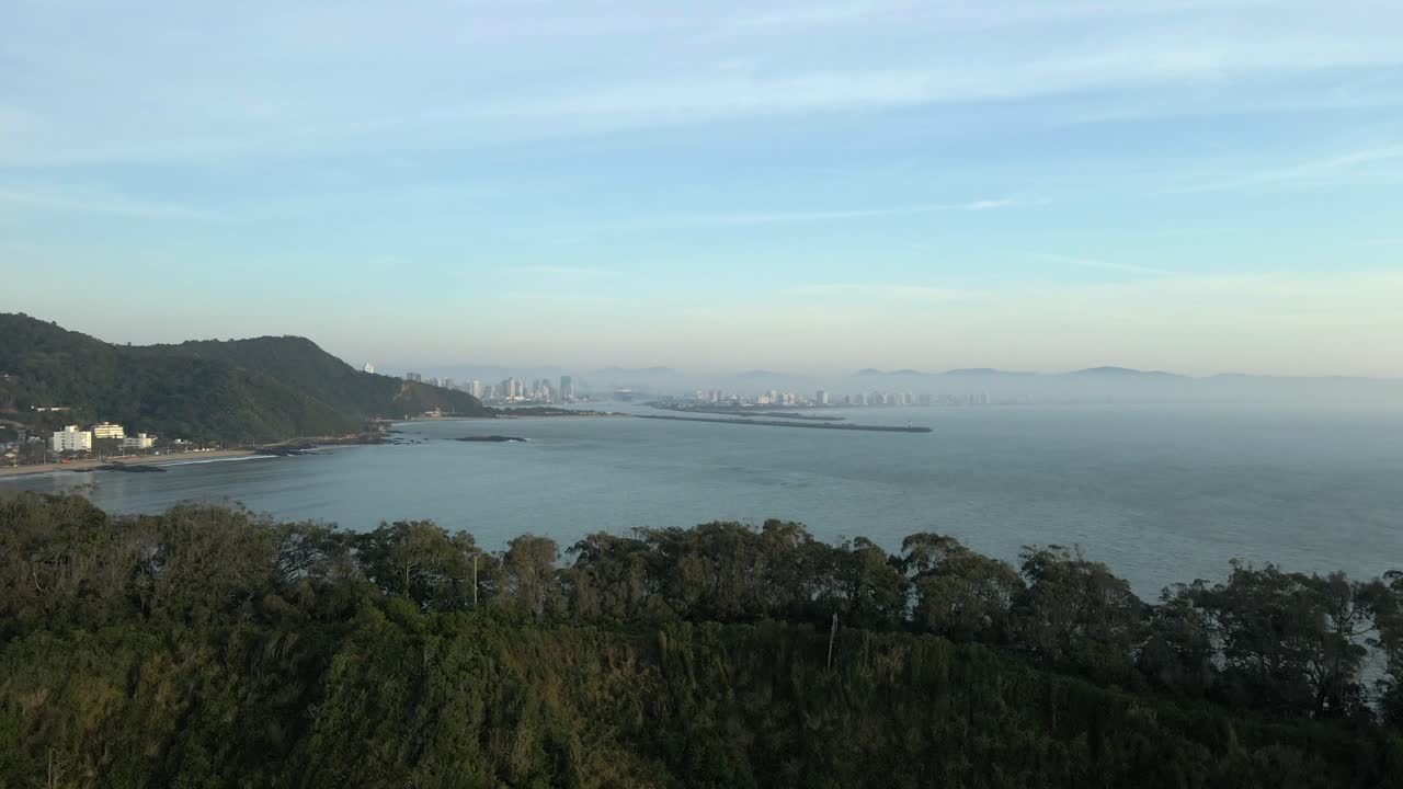 molhe de itajai vista lejana desde un sendero elevado cerca de balneario camboriu en santa catarina, brasil
