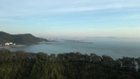 Rompeolas-Itajai-Vista-Lejana-Desde-Un-Sendero-Elevado-Cerca-De-Balneario-Camboriu-En-Santa-Catarina,-Brasil