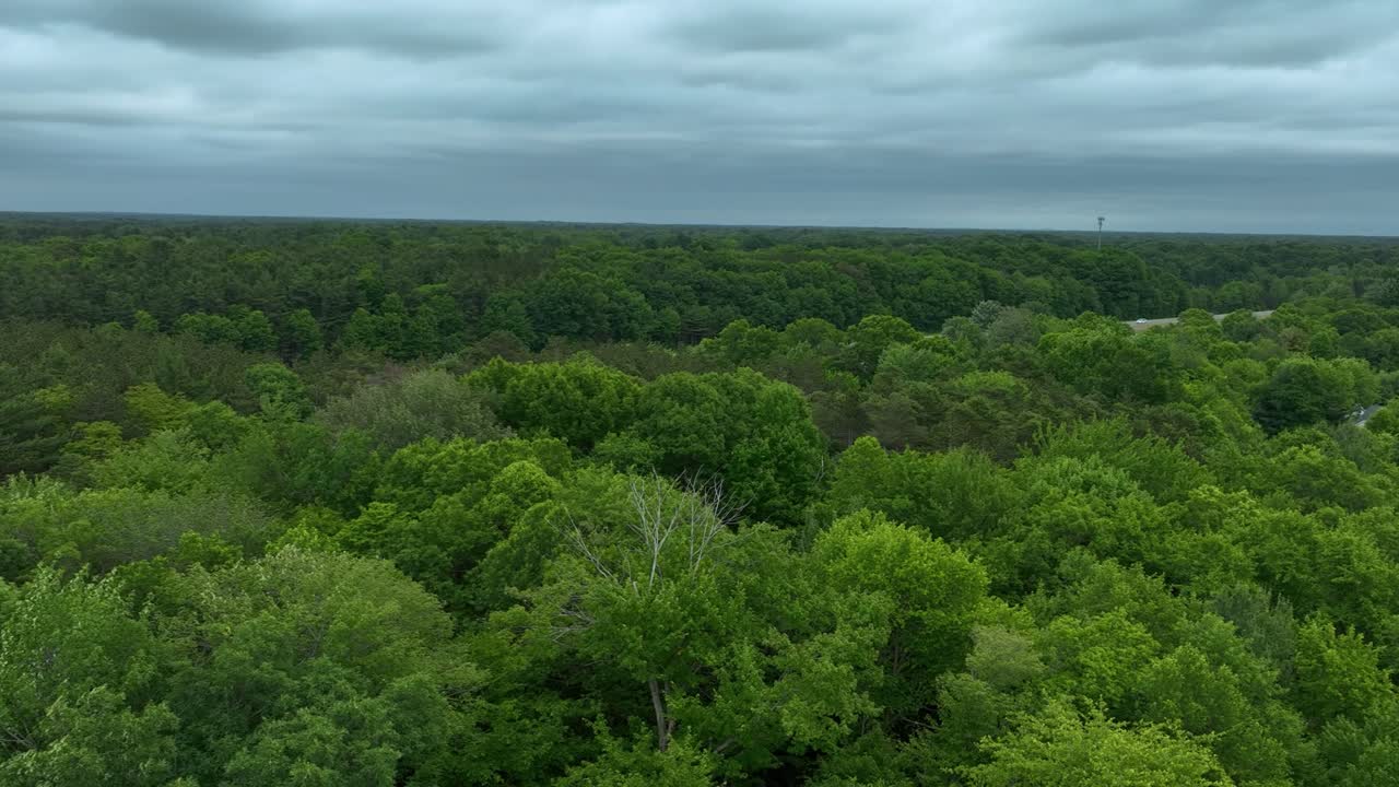 antena de las nubes de cerveza antes de las fuertes lluvias