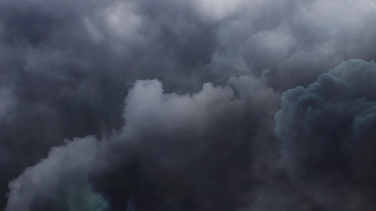 어두운 파란 하늘에 번개와 함께 폭풍우