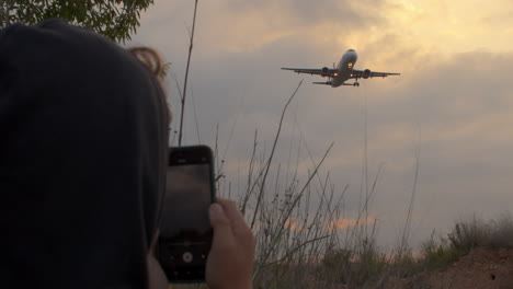 viendo el avión.