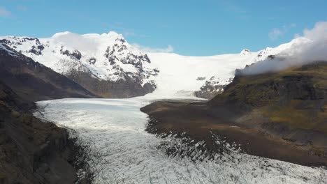 cielo azul claro sobre el glaciar vatnajoekull en islandia