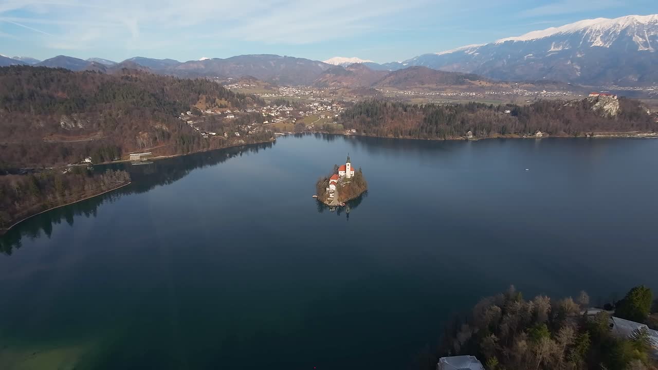 Ripresa con drone della famosa Chiesa di Bled in Slovenia durante il giorno