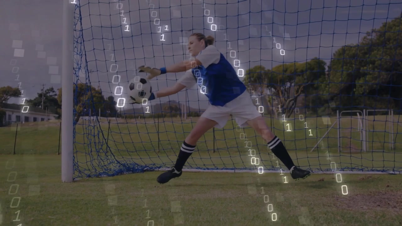 Portiere donna che si lancia dopo un tiro parando un gol, mentre un flusso di bit si sovrappone al campo per la tecnologia sportiva