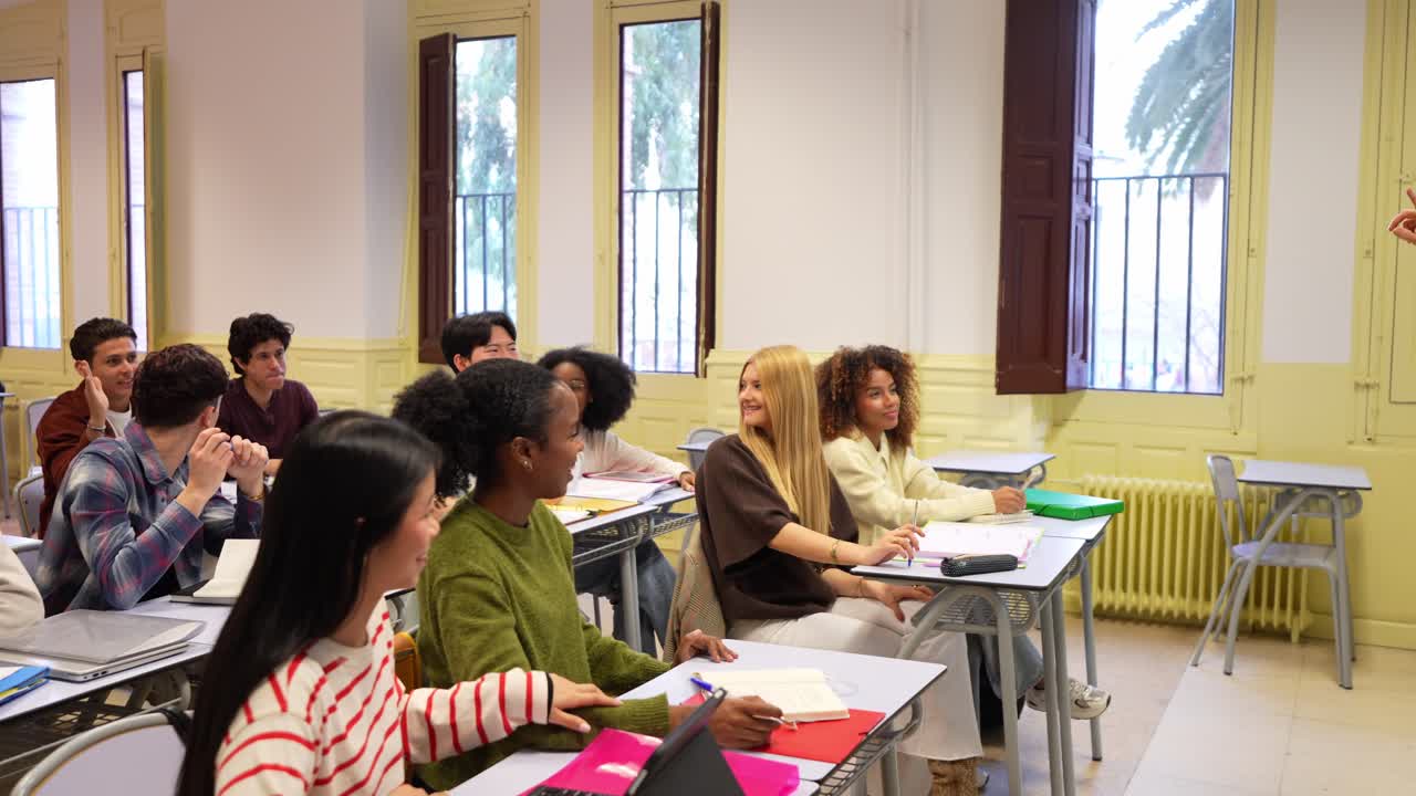 Alunos Diversos e Professor(a) em uma Animada Discussão em Sala de Aula