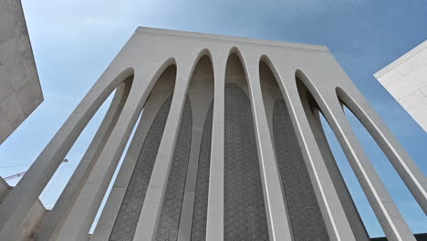 vista exterior de la mezquita de la casa de la familia abrahámica en abu dhabi