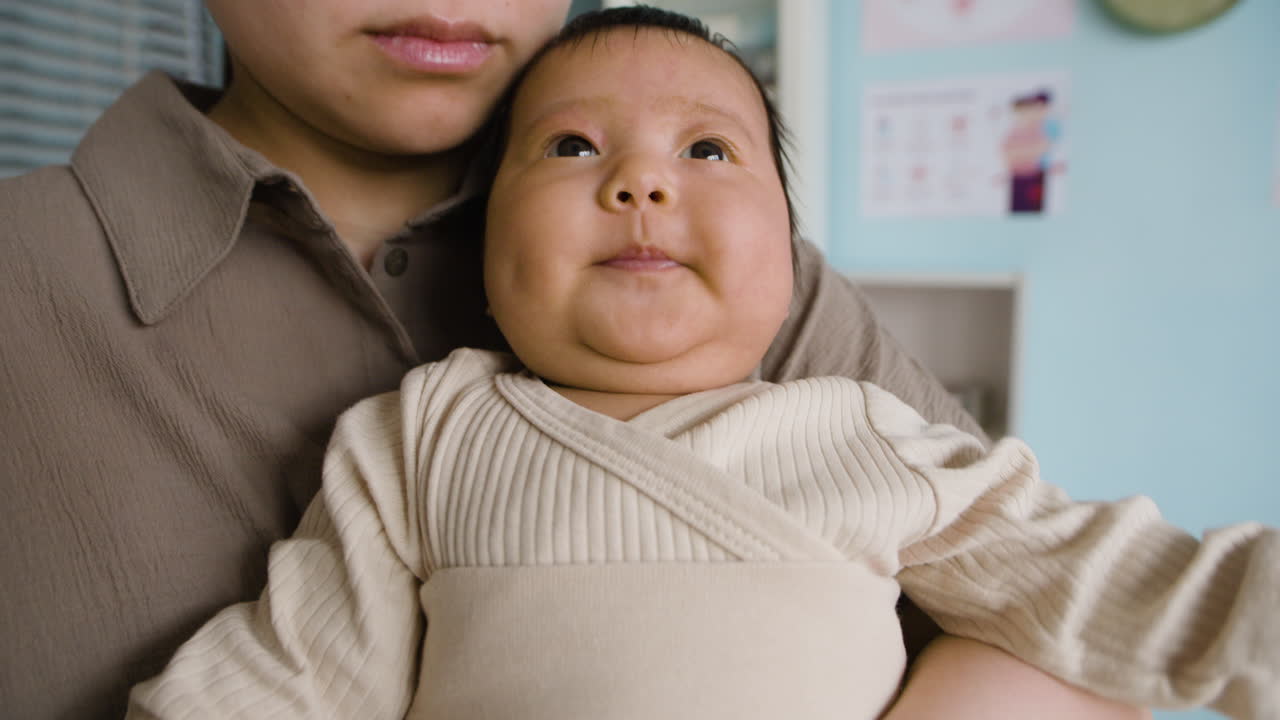 신생아 를 안고 있는 어머니