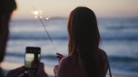 teléfono, playa y chispa con una mujer grabando