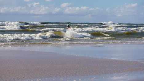 Kitesurfen-Auf-Hohen-Wellen-Bei-Starkem-Wind-An-Der-Ostsee,-Polen