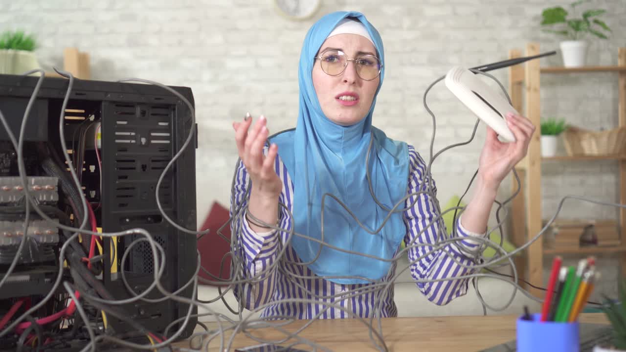 Wanita muslim berkacamata yang kesal karena penerimaan internet yang buruk.