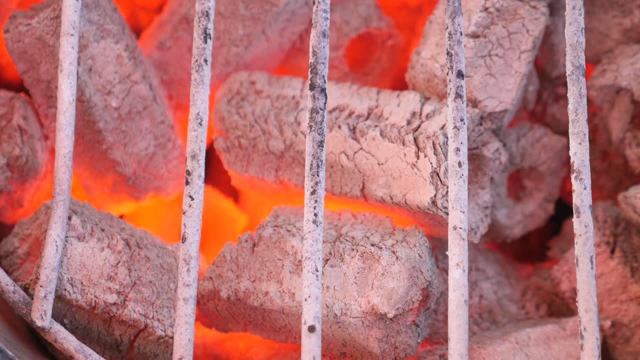 quemar carbón en una parrilla