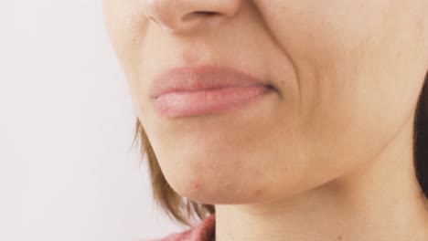una mujer comiendo anacardos en primer plano.