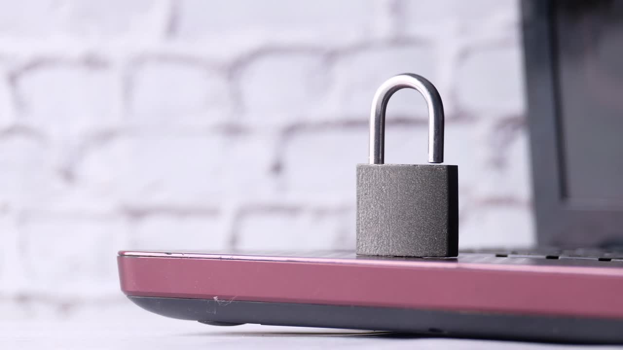 portátil con una cerradura