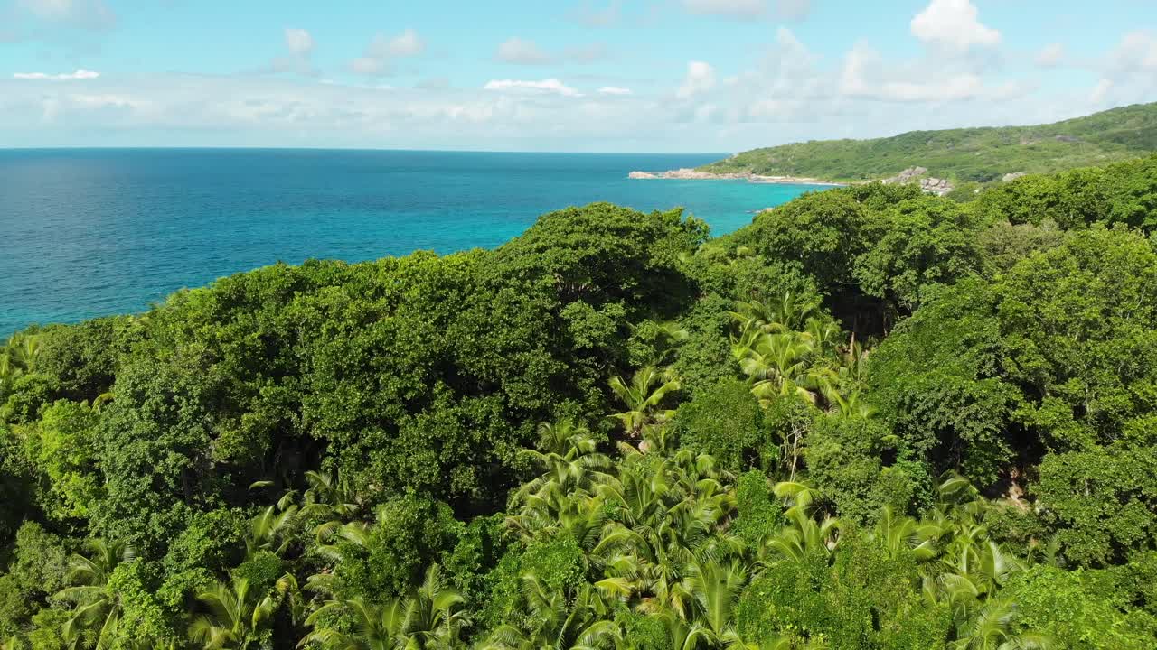 Vista aérea de las playas de arena blanca y las aguas turquesas en Anse Coco, Petit Anse y Grand Anse en La Digue, una isla de las Seychelles